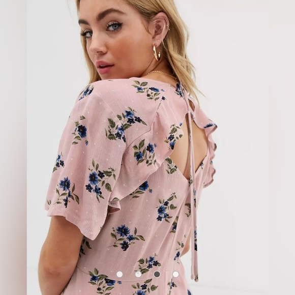 Boohoo Tea dress with open back and angel sleeve in pink floral - Picture 3 of 9